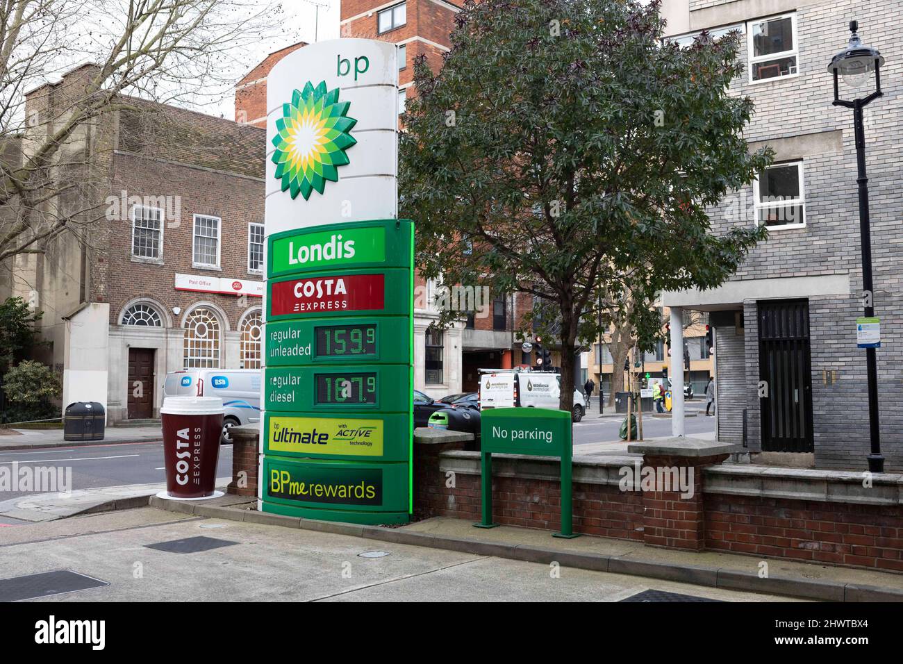 BP Tankstelle in Victoria, London, als die Ölpreise nach Angst vor russischer Aggression ansteigen. Stockfoto