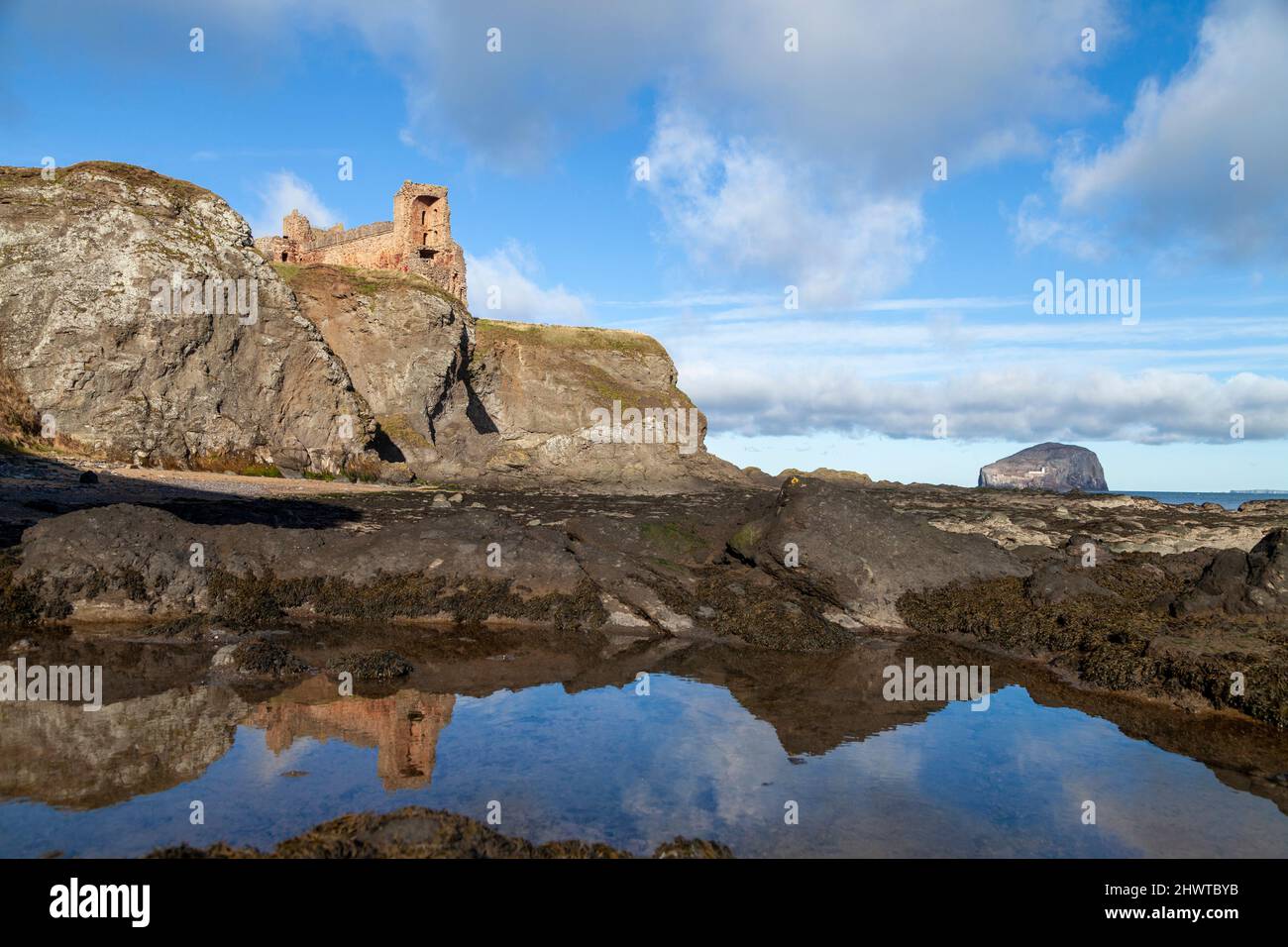 Tantallon Castle und Bass Rock bei North Berwick in East Lothian, Schottland. Stockfoto