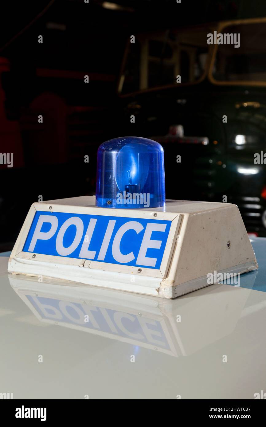 Oldtimer-Retro-Polizeischild auf dem Autodach mit Licht Stockfoto