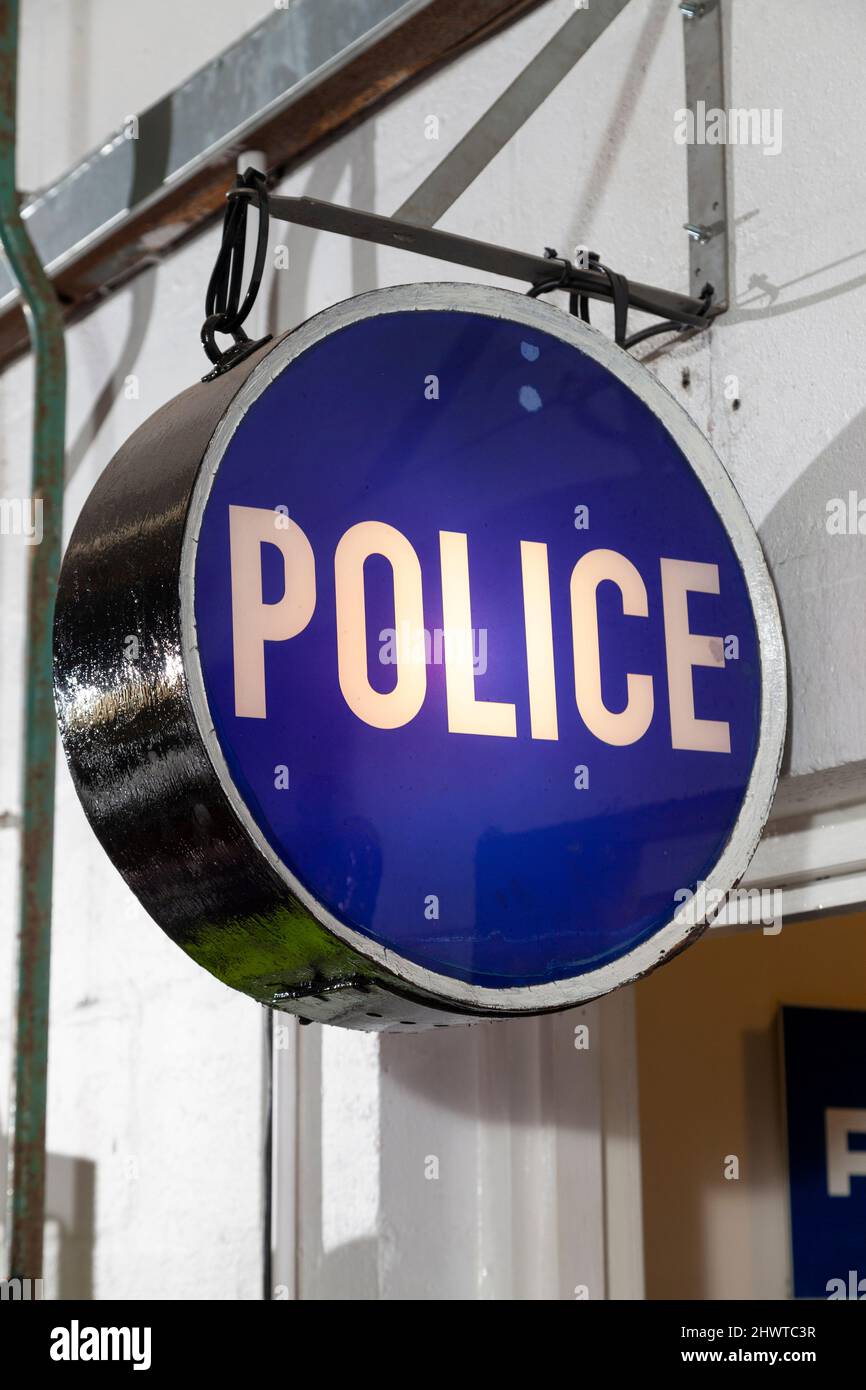 Vintage kreisförmige beleuchtete UK Polizei Zeichen Stockfoto