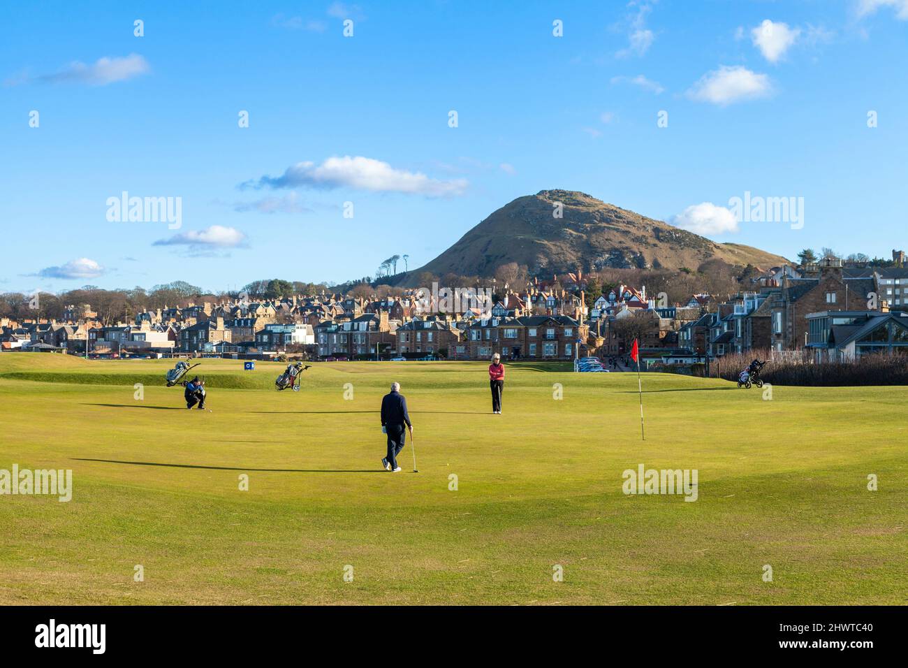 Menschen spielen Putting auf North Berwick Golfplatz East Lothian Schottland. Stockfoto