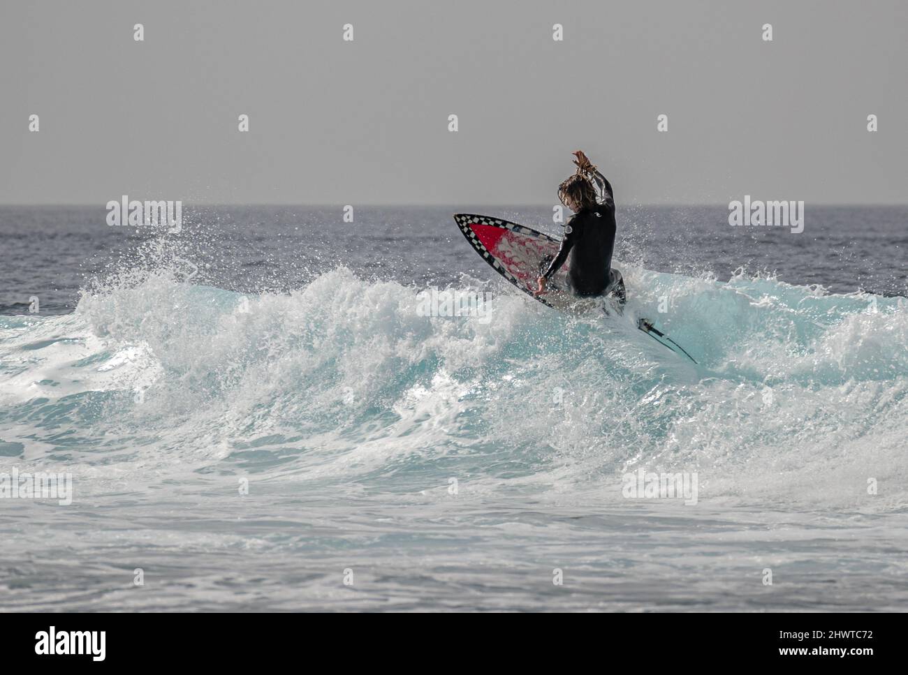 Surfer fangen die Wellen in der Nähe von Playa de las Americas, Teneriffa Stockfoto