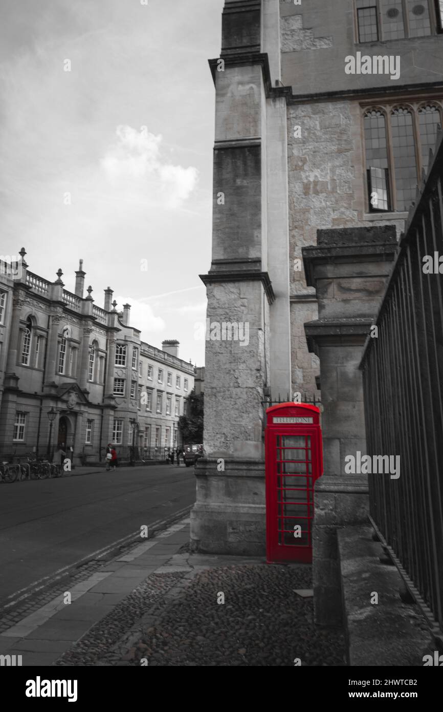 Rote Telefonbox an einer Straße, Oxford UK (schwarz/weiß) Stockfoto