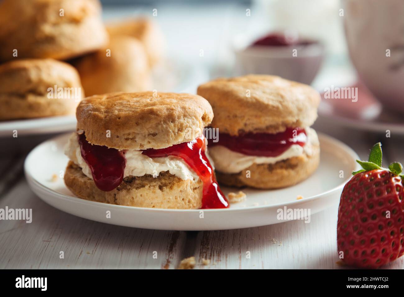 Traditionelle britische Scones mit gerinnter Creme und Erdbeermarmelade für den Tee Stockfoto