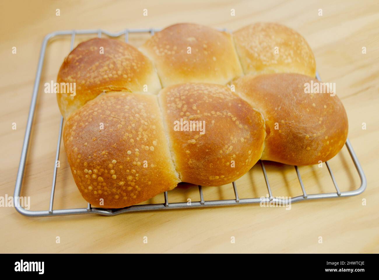 Kühlen von gebackenen Brötchen frisch aus dem Ofen Stockfoto