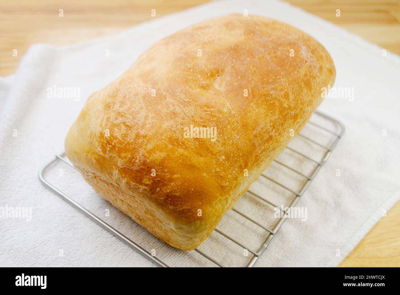 Frisch gebackenes Brot Kühlen auf einem Drahtgitter Stockfoto