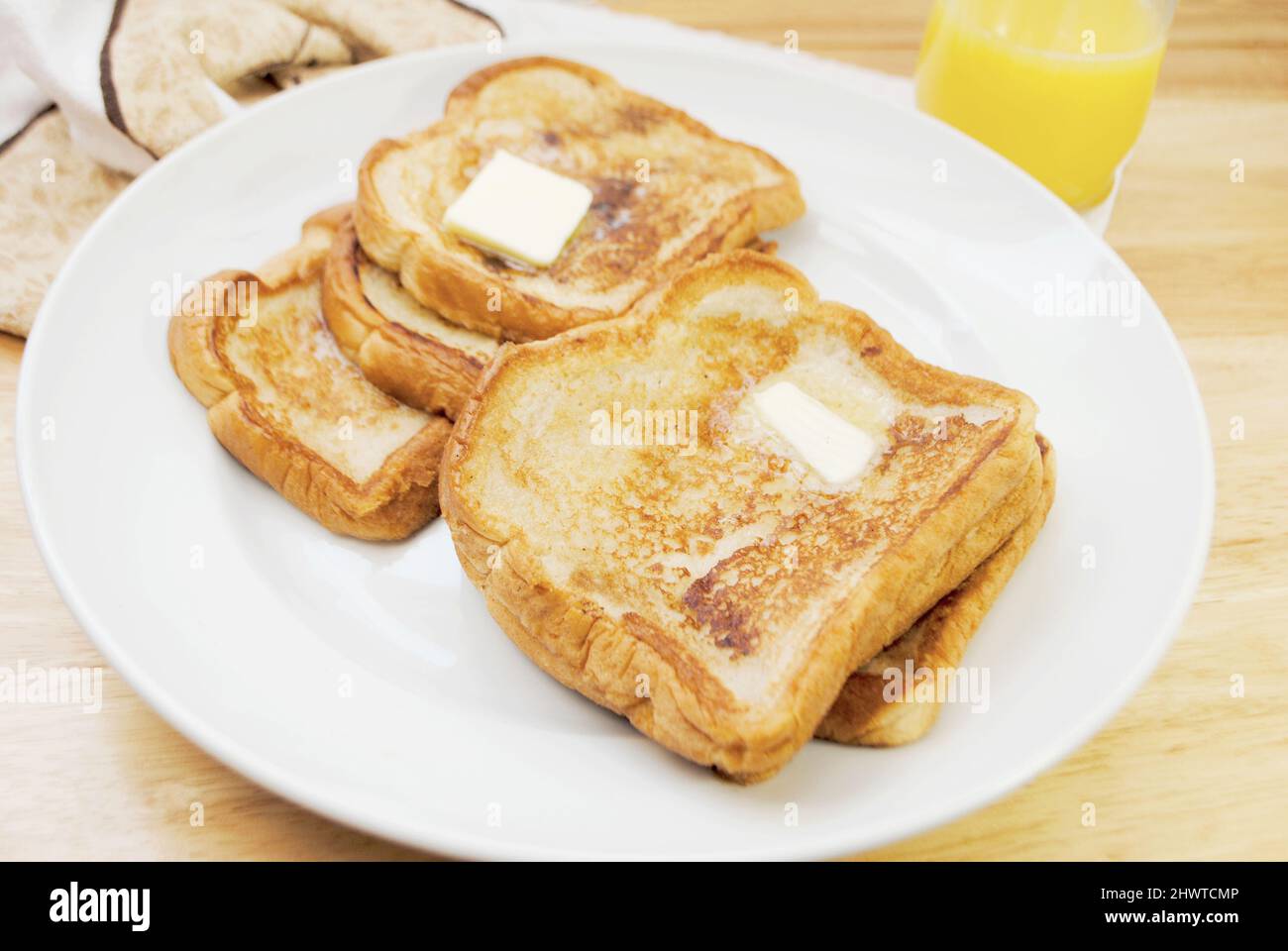 Fried French Toast auf einem Teller mit Butter serviert Stockfoto