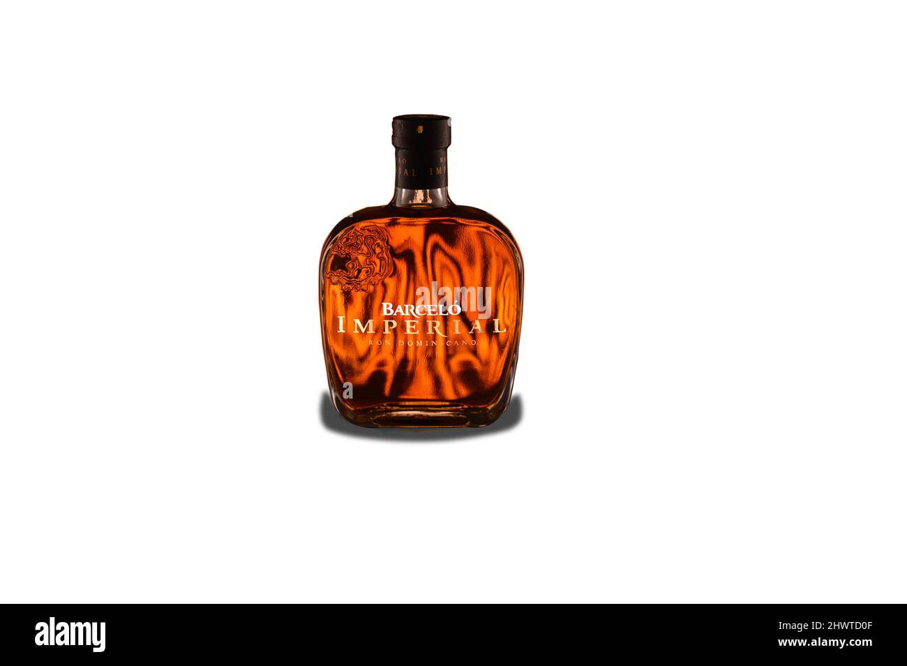 Puerto Plata, Dominikanische republik, 2.02.2022. Perfekte Flasche Barcelo Imperial Rum aus der Dominikanischen Republik. Dominikanischer Rum Barcelo auf weißem Hintergrund Stockfoto