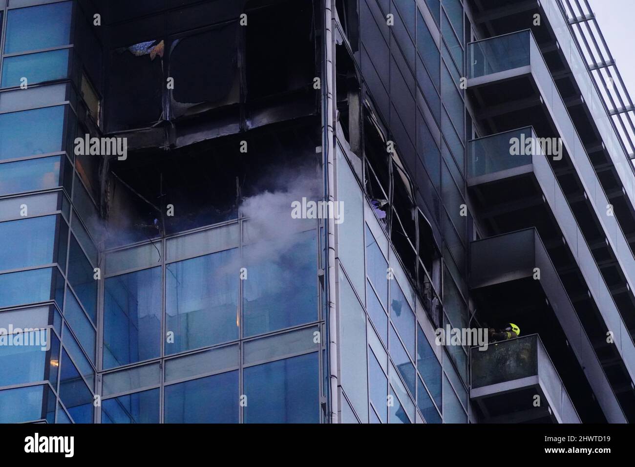 Der Notfalldienst nimmt an einem Brand Teil, der in einem Wohnblock im Osten Londons ausgebrochen ist. Die Londoner Feuerwehr sagte, sie seien kurz vor 4pm in die Whitechapel High Street gerufen worden. Bilddatum: Montag, 7. März 2022. Stockfoto