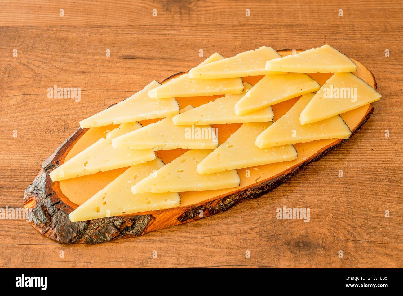 Ausgehärteter Käse, der einem Aushärt- oder Alterungsprozess unterzogen wurde. Ein Prozess, durch den es getrocknet wird und Konservierungstechniken wie Rauchen oder Salzen sind Stockfoto