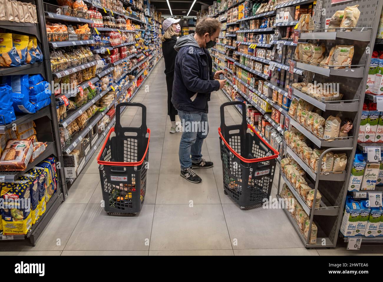 Barcelona, Spanien. 7. März 2022. Mehrere Kunden werden in einem Supermarkt einkaufen gesehen.die restriktiven Maßnahmen der EU als Reaktion auf die Invasion der Ukraine durch russische Truppen führen zu einem Anstieg der Preise für die grundlegendsten Lebensmittel wie Öl und Getreide. (Bild: © Paco Freire/SOPA Images via ZUMA Press Wire) Stockfoto