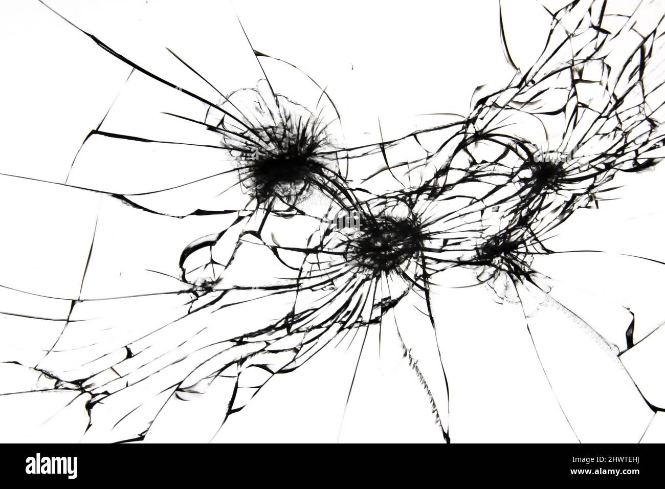 GEBROCHENES GLAS. Schwarzer Riss auf weißem Hintergrund isoliert. Stockfoto