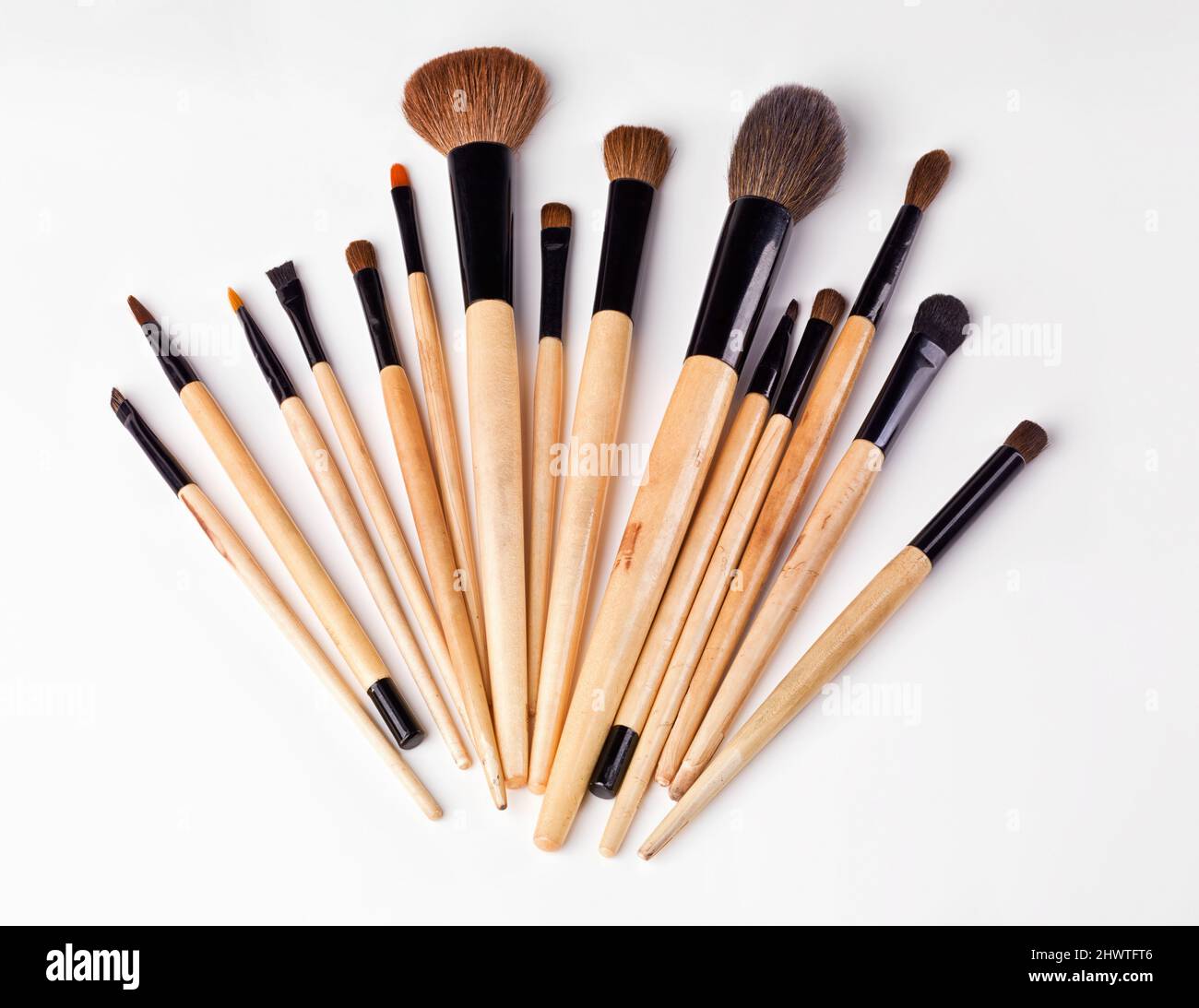 Putzen Sie Ihre Fehler weg. Ein isolierter Schuss eines Sets von Make-up-Bürsten. Stockfoto