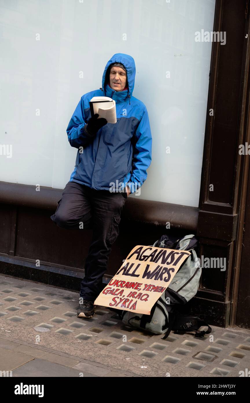 London März 6. 2022. Protest gegen den Krieg in der Ukraine organisiert von Stop the war. Ein Mann mit einem Plakat mit der Aufschrift „Gegen alle Kriege“. Stockfoto