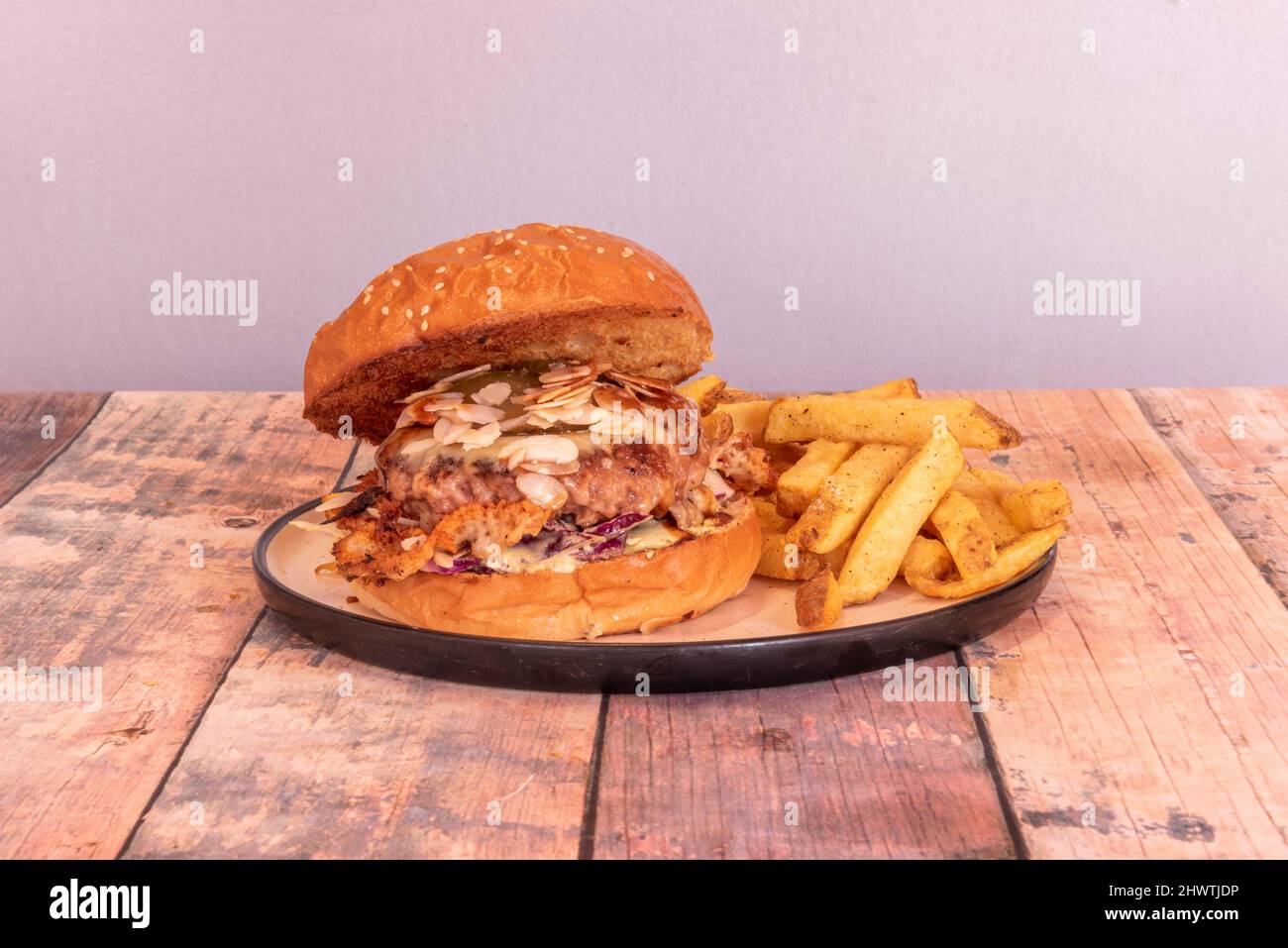 Vegan ist ein Burger, der Hackfleisch vermeidet, um Gemüseprodukte zu verwenden, die für Vegetarier oder Veganer geeignet sind. Produkte wie Tofu, Seitan oder Linsen, amon Stockfoto