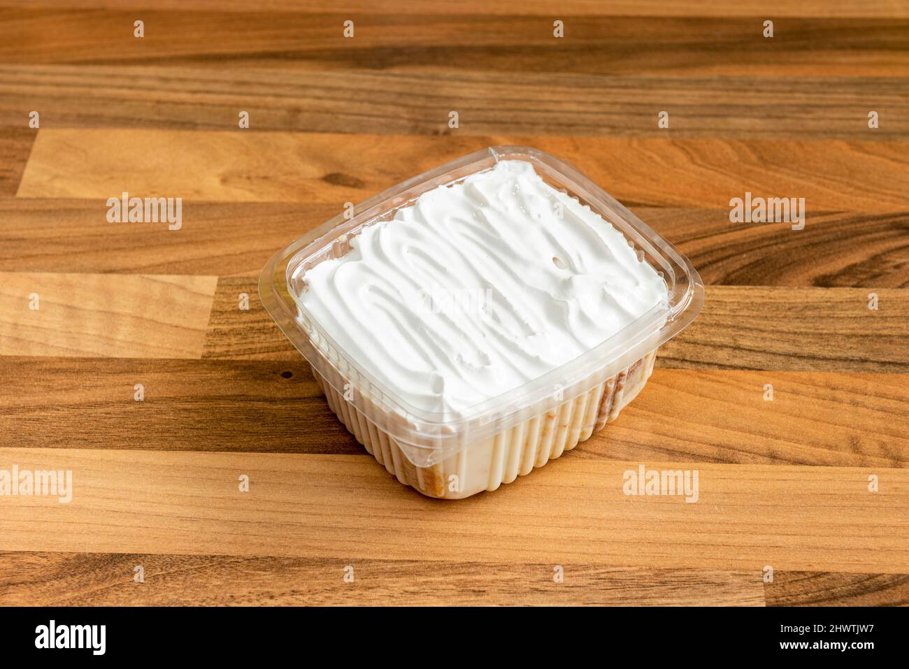 Tres leches Kuchen mag mühsam erscheinen, aber es ist ziemlich einfach zuzubereiten. Wenn Sie es fertig haben, können Sie es mit Zimt dekorieren Stockfoto