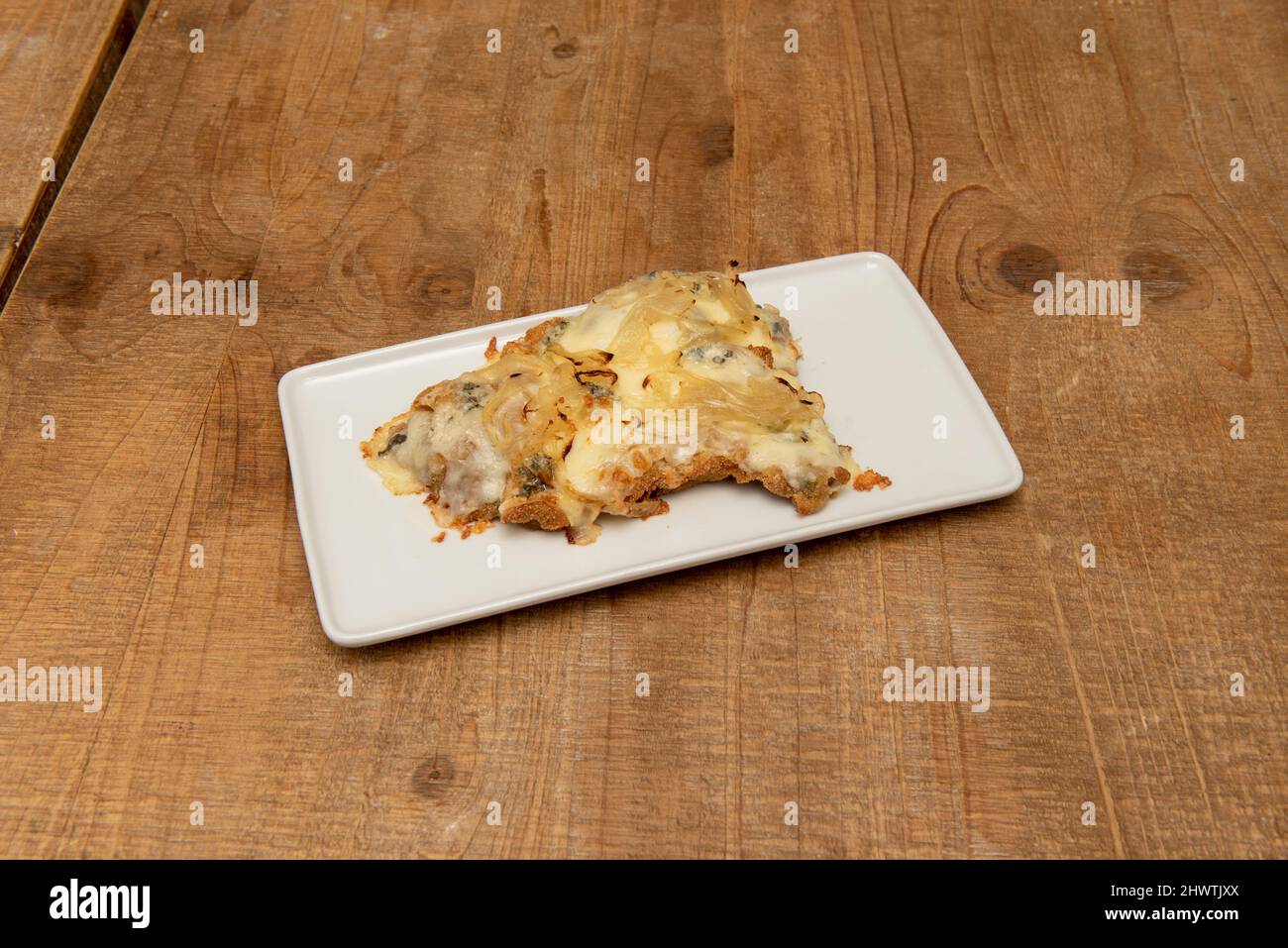 Die Weichheit seines Geschmacks und die Fähigkeit seiner Textur, leicht zu schmelzen, ist Mozzarella-Käse zur Hauptzutat in Pizzas geworden Stockfoto