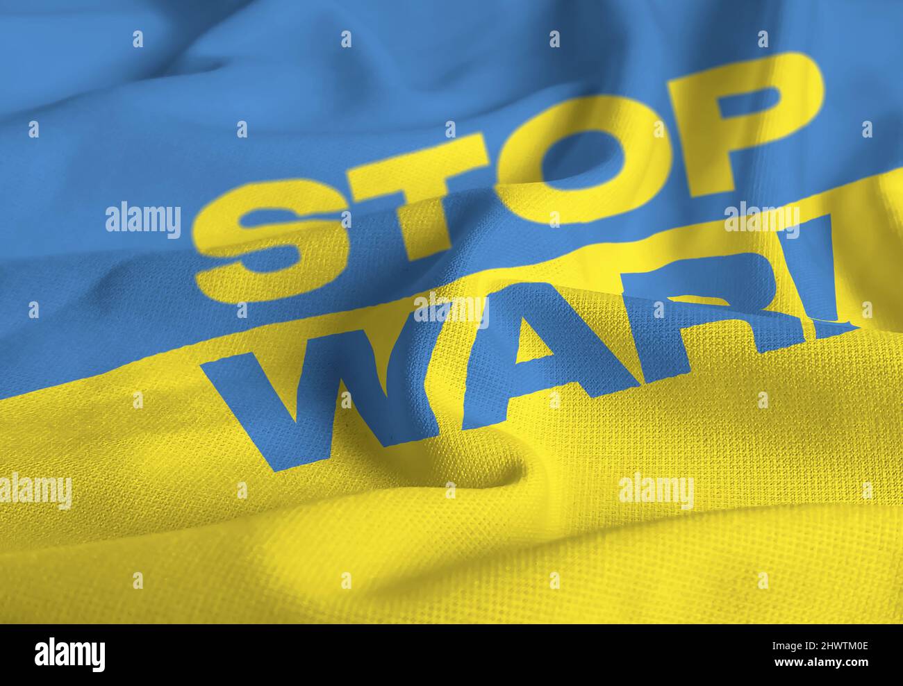 Detail der Nationalflagge der Ukraine mit dem Text "Krieg der Spitze" . Demokratie und Politik. Patriotismus. Selektiver Fokus Stockfoto