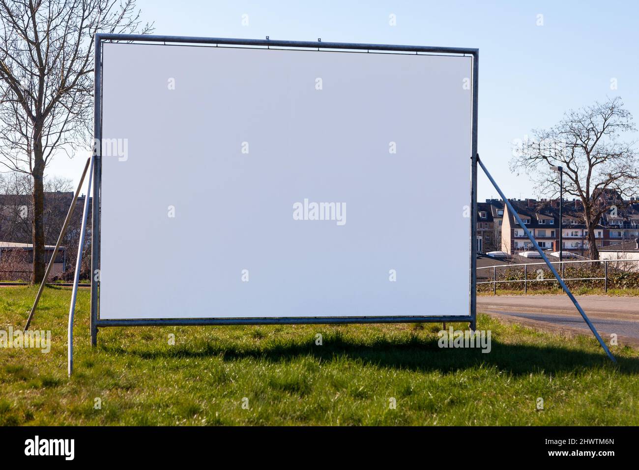 White Blank Road Billboard Außenwerbung In Der Stadt Sonnentag Stockfoto