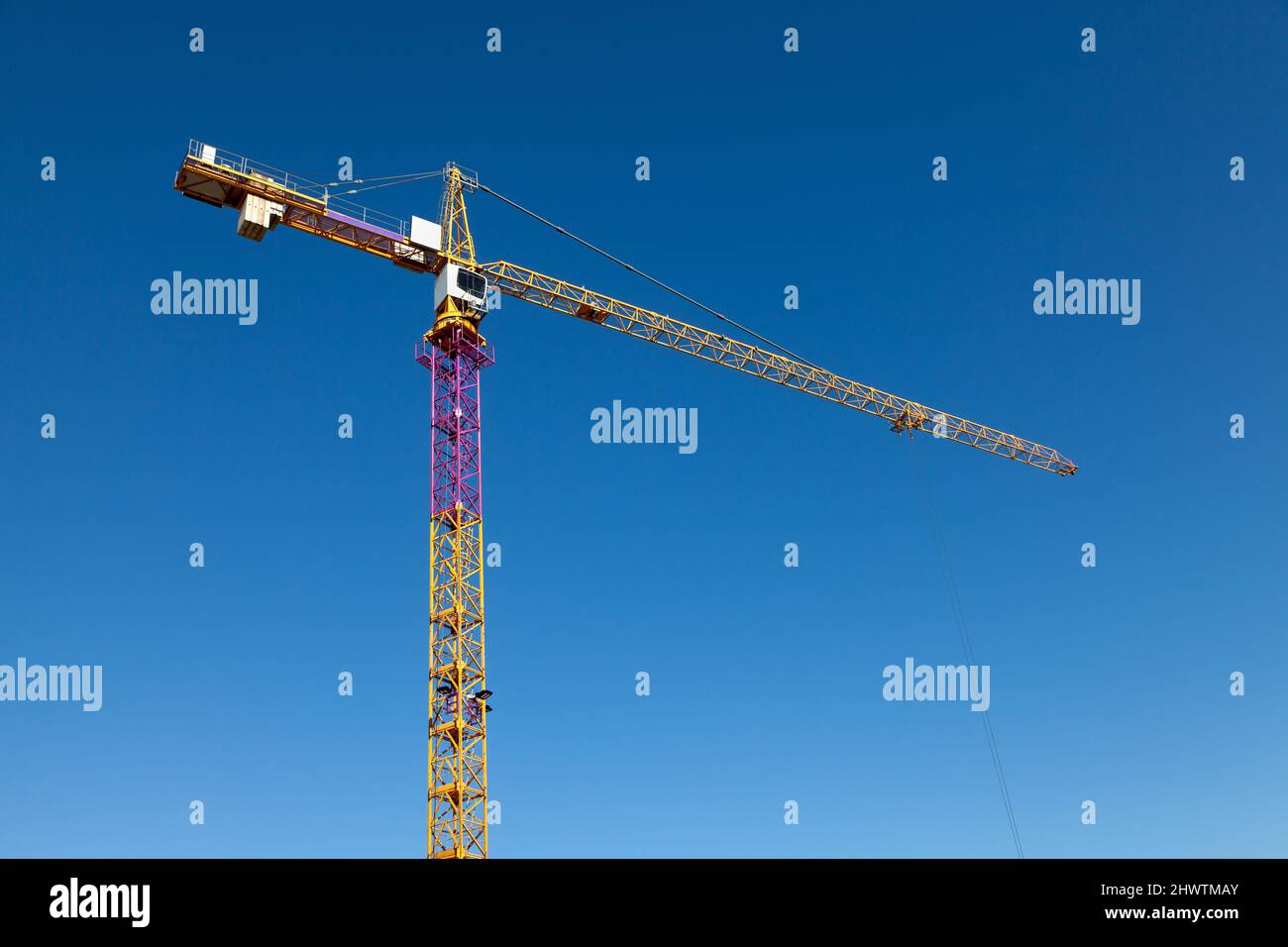 Gelber Baukran Gegen Klaren Blauen Himmel Hintergrund Wirtschaftsingenieurwesen Industriekonzept Stockfoto