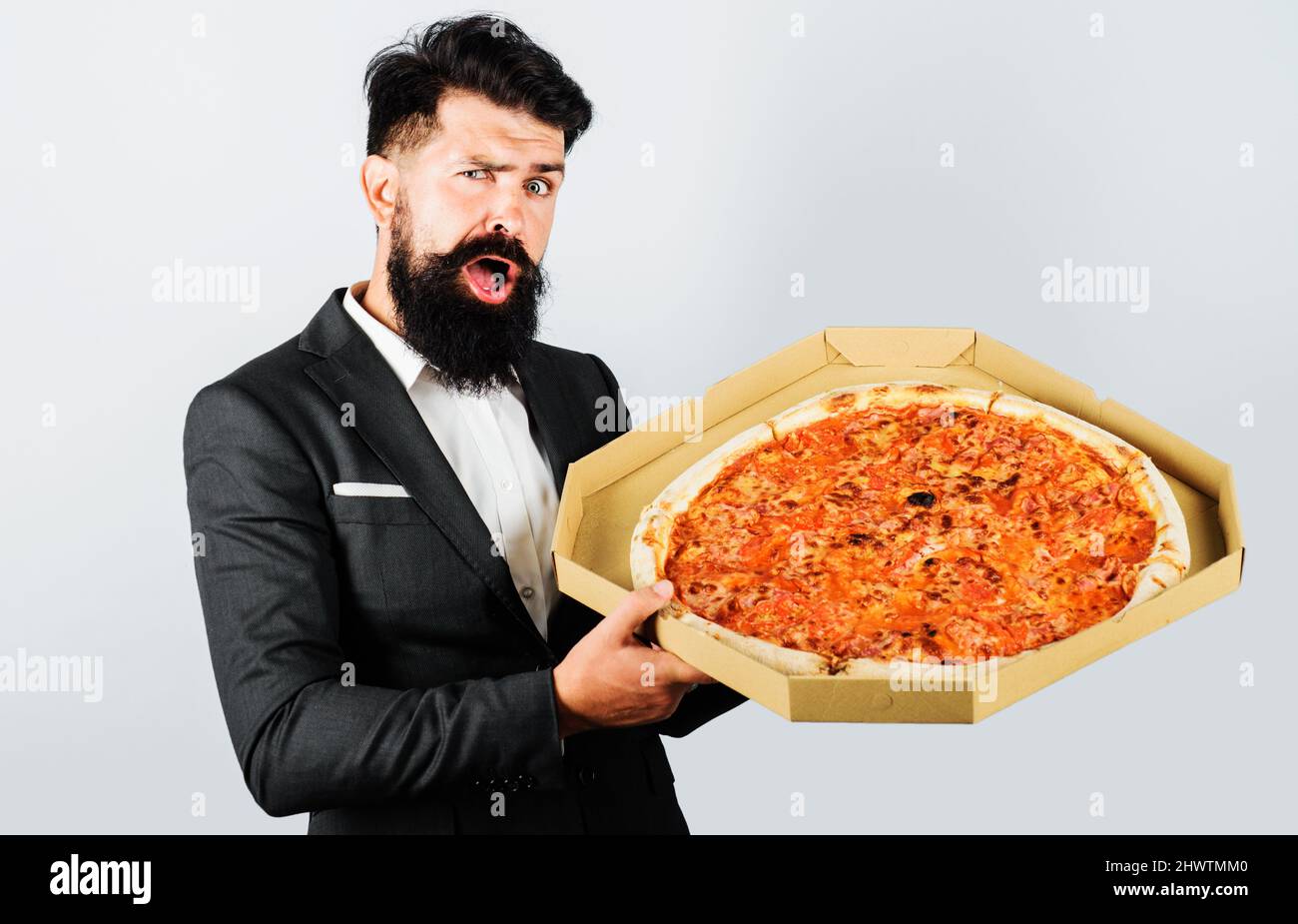 Geschäftsmann mit Pappkarton mit Pizza. Essen, Business Lunch. Fastfood. Pizzalieferkonzept. Stockfoto