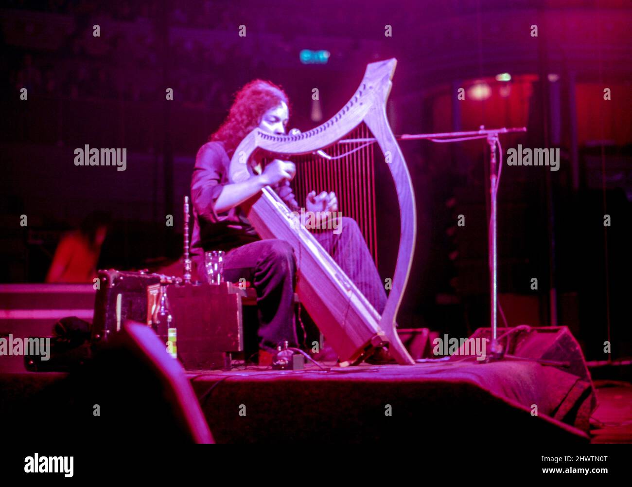 Der französische Musiker und Sänger Alan Stivell tritt 1975 in der Royal Albert Hall, London, auf. Stockfoto