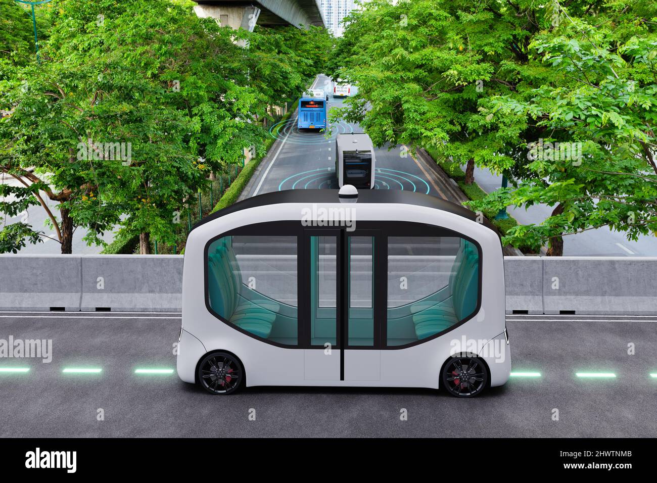 Autonomer elektrischer Shuttle-Bus fährt selbst über die grüne Straße der Stadt, Smart Vehicle-Konzept Stockfoto