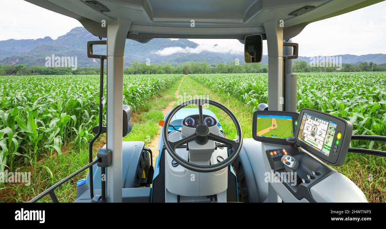 5G autonomer Traktor im Maisfeld, Zukunftstechnologie mit intelligentem Landwirtschaftskonzept Stockfoto