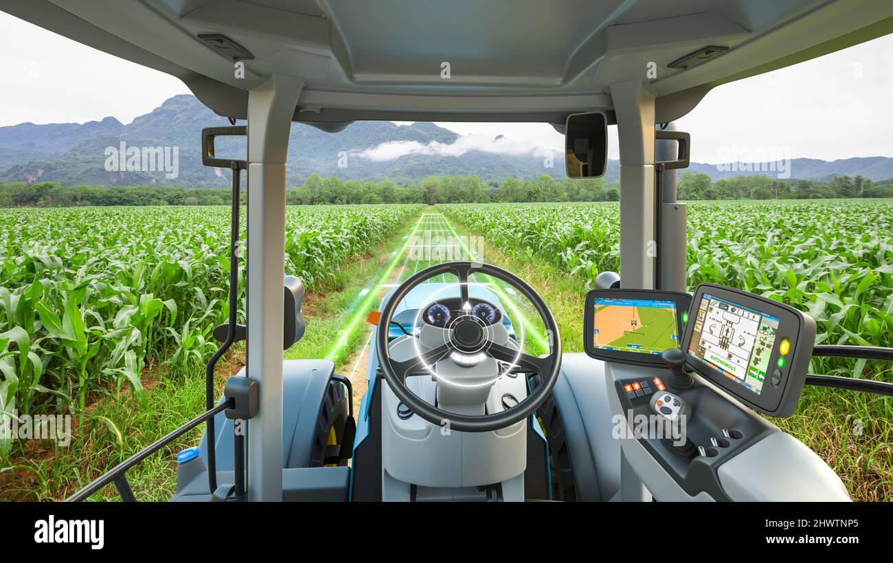 5G autonomer Traktor im Maisfeld, Zukunftstechnologie mit intelligentem Landwirtschaftskonzept Stockfoto