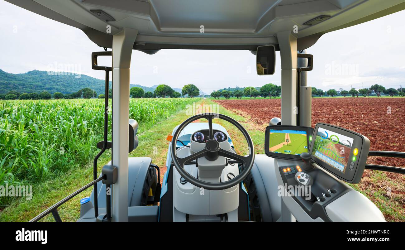 Autonomer Traktor im Maisfeld, Zukunftstechnologie mit intelligentem Landwirtschaftskonzept Stockfoto