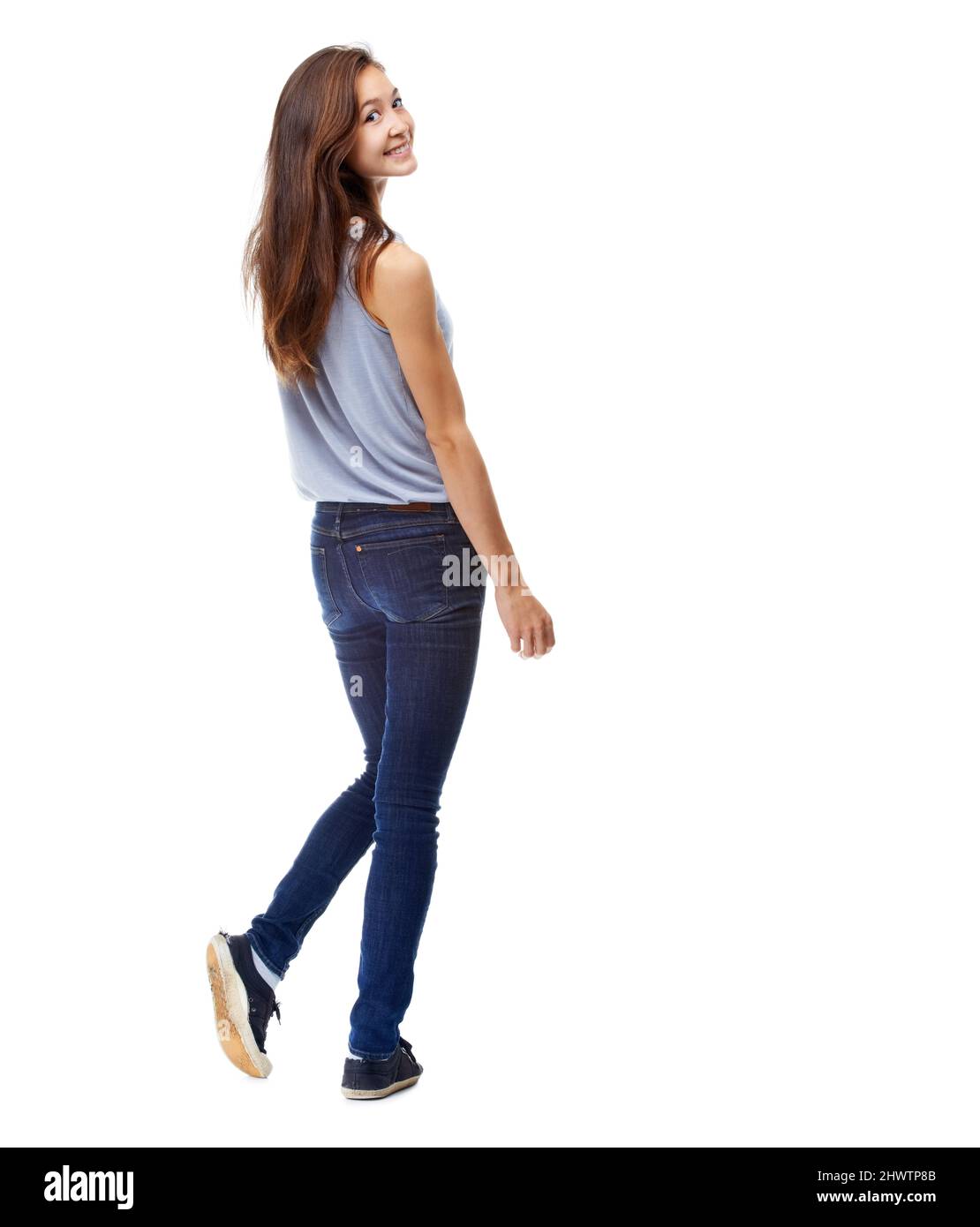 Ein Blick zurück. Ganzkörperaufnahme einer schönen jungen Frau, die isoliert auf Weiß über ihre Schulter schaut. Stockfoto