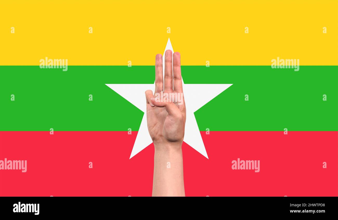 Der drei-Finger-Mann aus Myanmar wurde als Protestschild mit Myanmar-Flagge erhoben Stockfoto