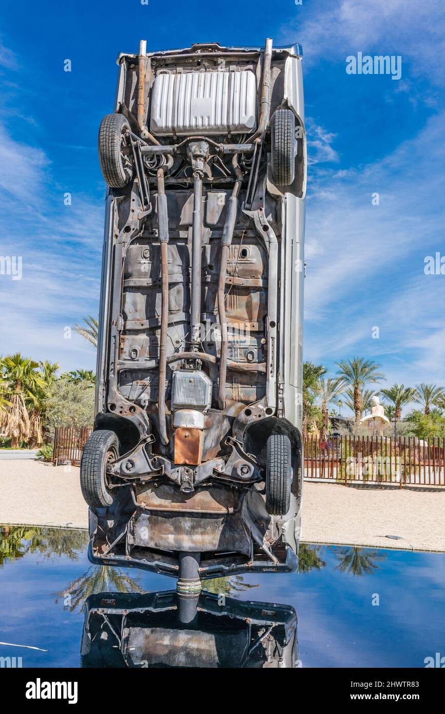 Skulptur von Gonzalo Lebrija, "Geschichte der schwebenden Zeit" (Ein Denkmal für das Unmögliche), ausgestellt vor dem Palm Springs Kunstmuseum. Stockfoto