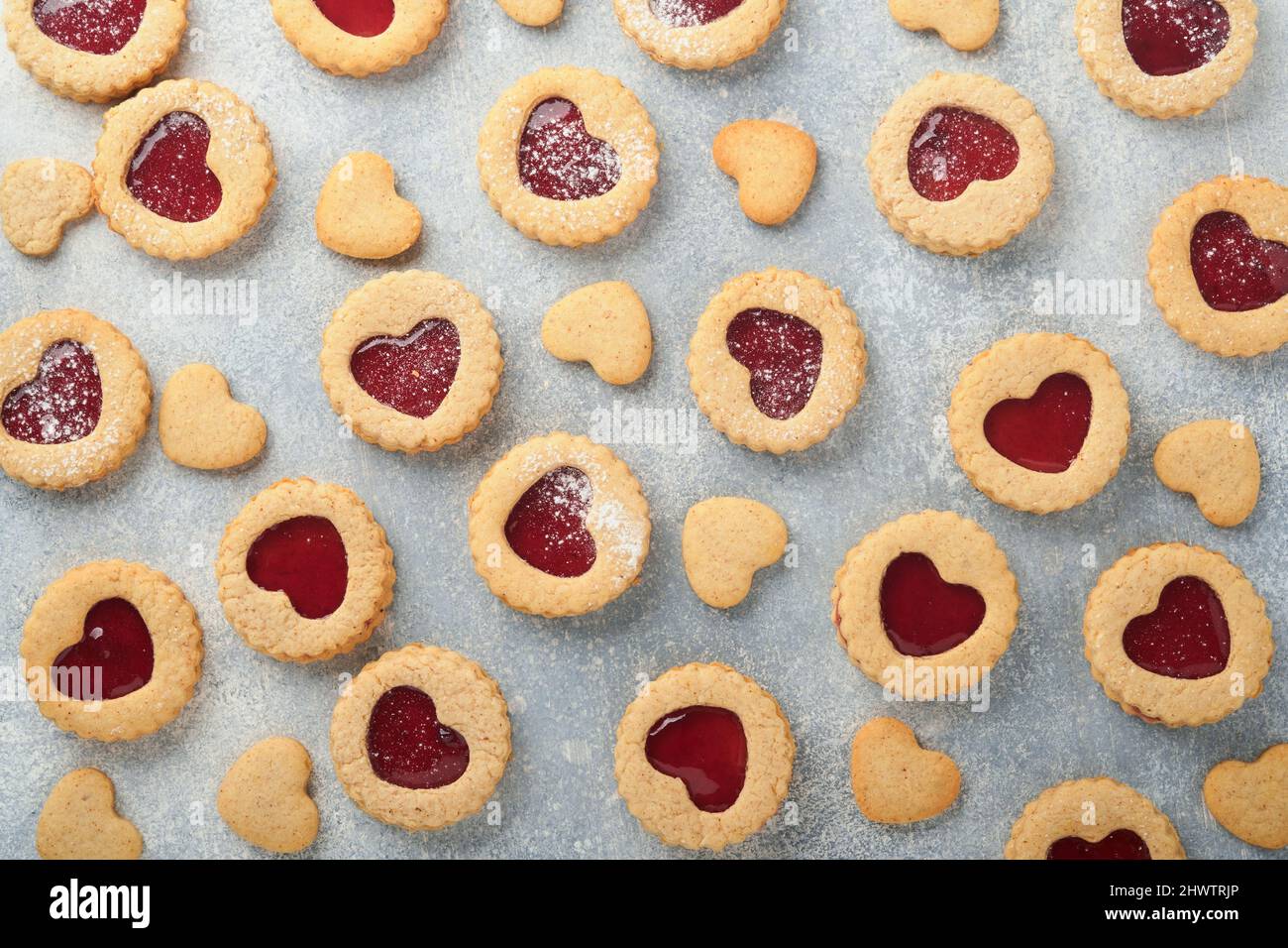 Traditioneller Linzer-Keks mit Erdbeermarmelade und Puderzucker auf hellgrauem, schönem Hintergrund. Draufsicht. Traditionelle hausgemachte österreichische süße Dessin Stockfoto