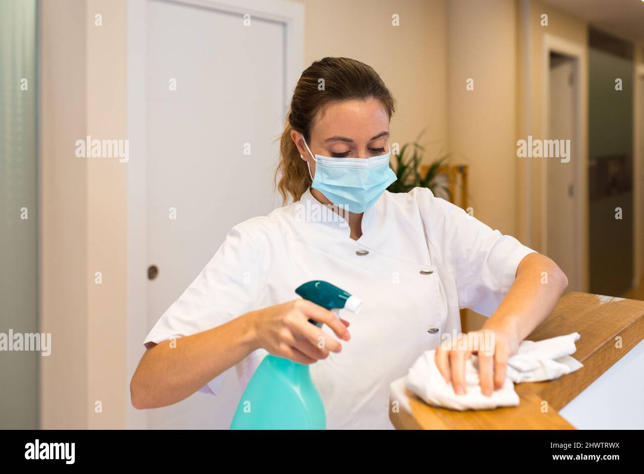 Frau in Uniform Reinigung Rezeption der privaten Klinik Stockfoto