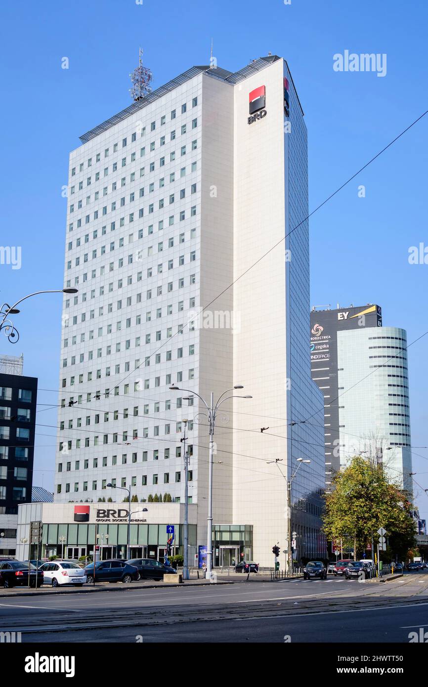 Bukarest, Rumänien, 6. November 2021: Hauptturm der BRD Societe Generale Bank in einem modernen Gebäude in Piata Victoriei (Victoriei-Platz) in einem Su Stockfoto
