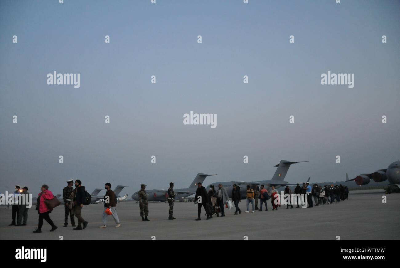 Neu-Delhi, Indien. 07. März 2022. Luftstreitkräfte C-17 die indische Luftwaffe holt Studenten aus Polen zurück, einige von ihnen waren während des russischen Angriffs auf die Ukraine in der Ukraine stecken geblieben, und entbanden am 07. März 2022 ein Flugzeug im Hindan Airforce Base Camp in Hindan Ghaziabad, Indien. Operation Ganga, eine Rettungsaktion zur Evakuierung indischer Staatsbürger Medizinstudent, hauptsächlich Studenten aus der vom Konflikt zerrissenen Ukraine inmitten eines Krieges mit Russland durch Nachbarländer. (Foto: Ravi Batra/Sipa USA) Quelle: SIPA USA/Alamy Live News Stockfoto