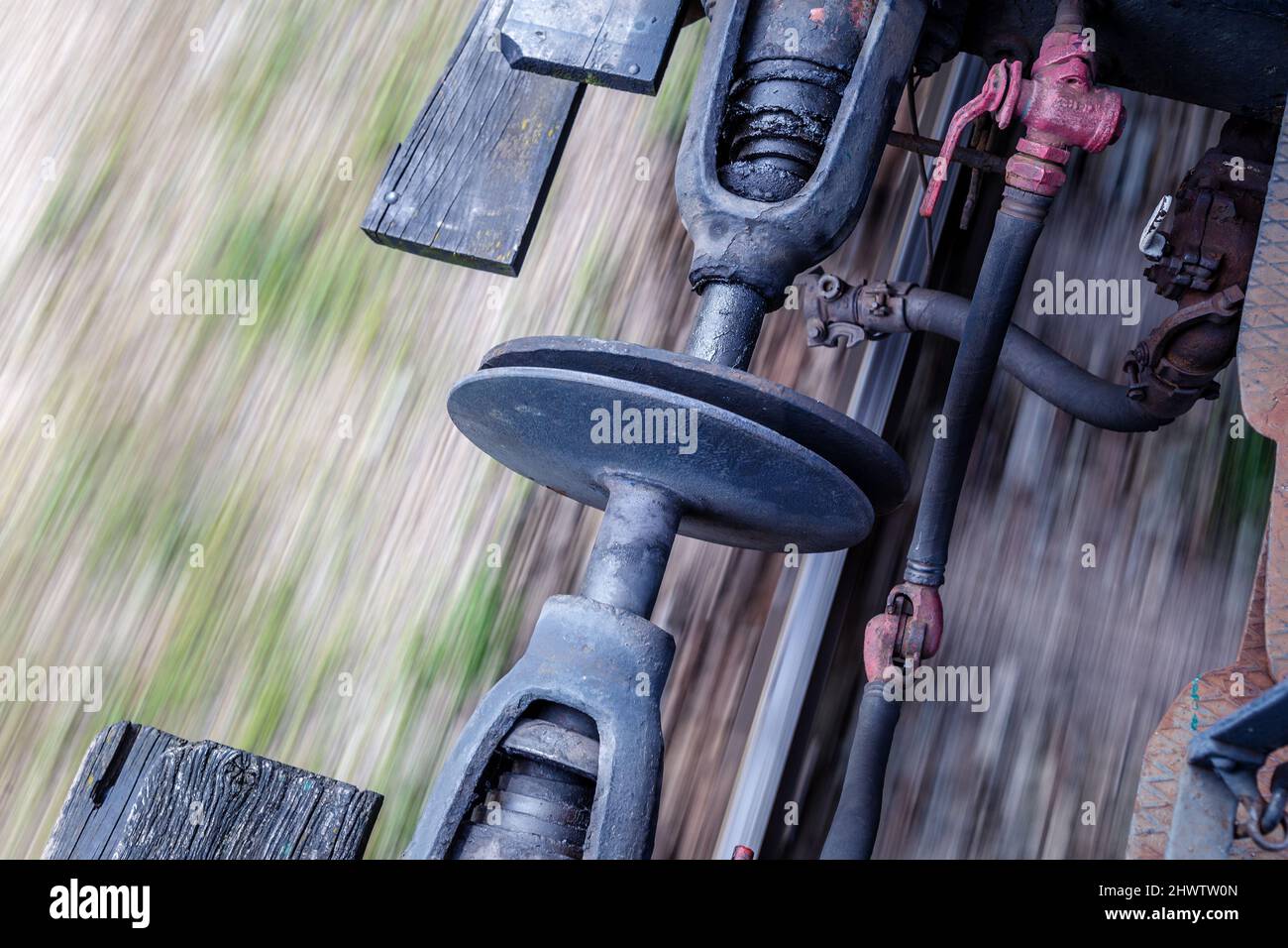 Detail der Verbindung eines Oldtimers mit verschwommenem Hintergrund während der Fahrt. Stockfoto