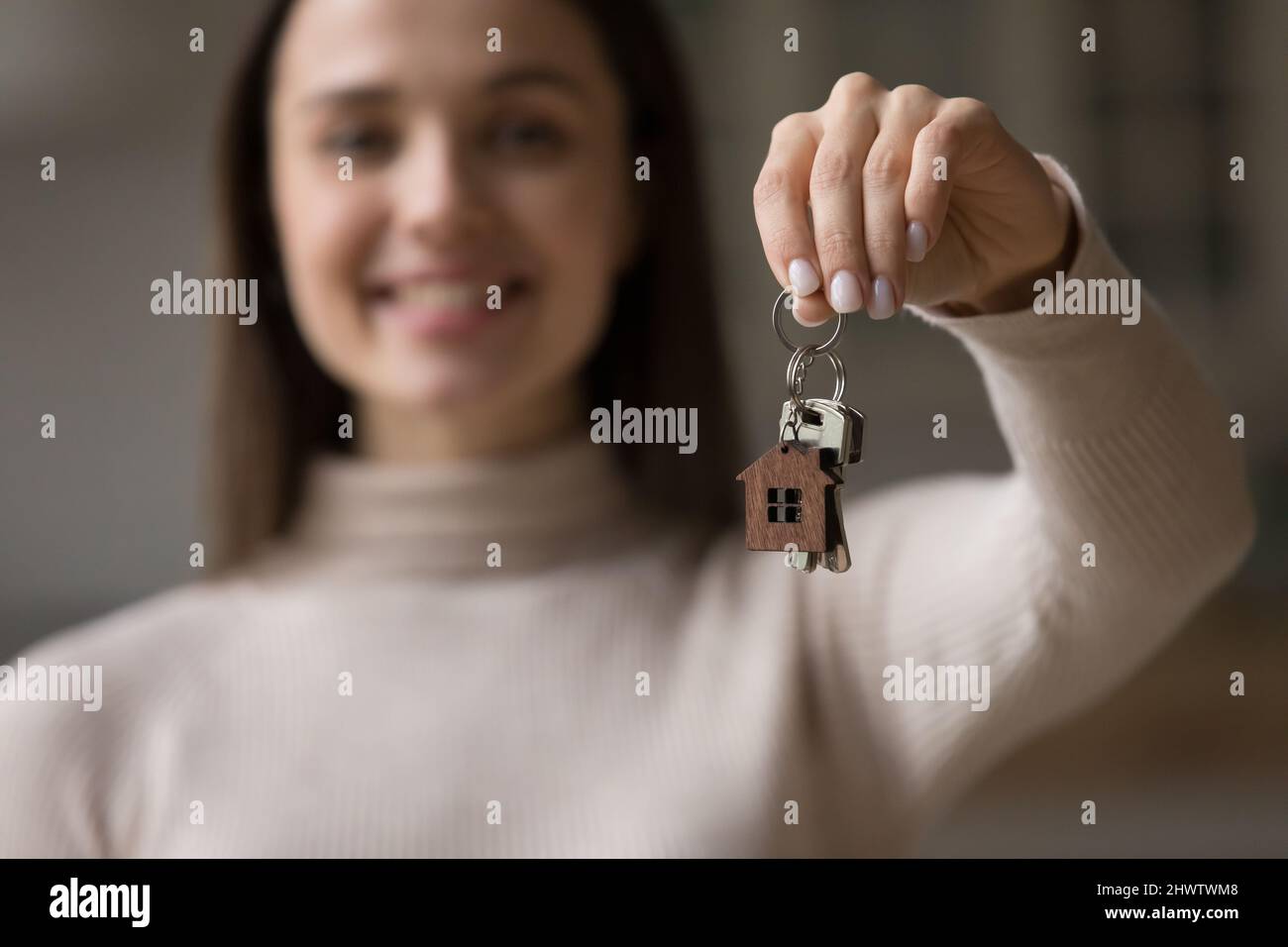 Glückliche Frau zeigt Kamera Haufen von Schlüsseln, Nahaufnahme Stockfoto
