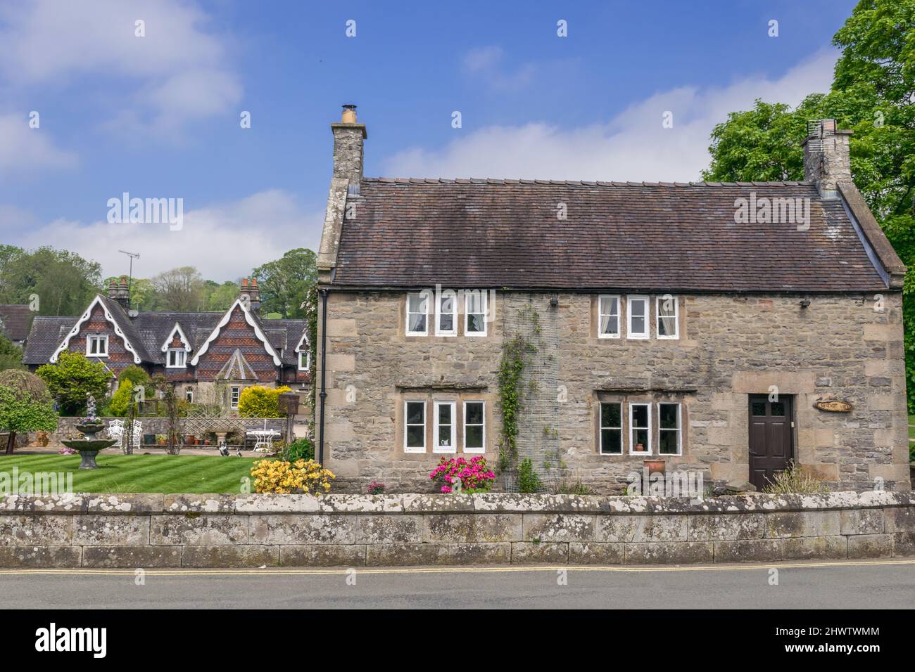 Ziemlich gemütliche Straße in Ilam Dovedale, Peak District, Großbritannien Stockfoto