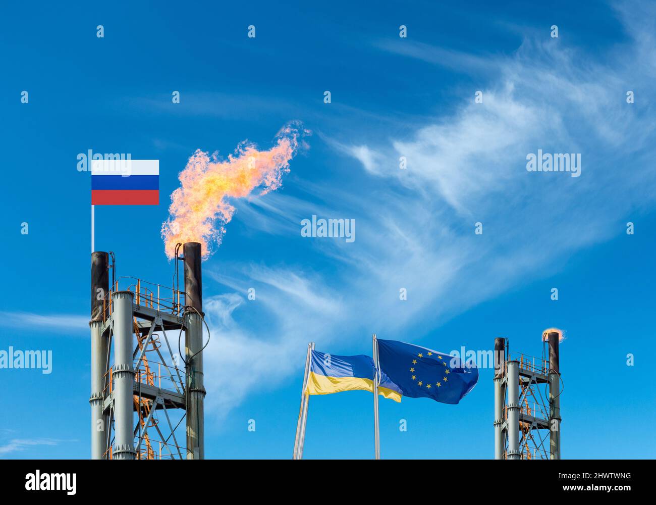 Russische, ukrainische und EU-Flaggen mit Industriegasanlage. Energiekrise, Russland Ukraine-Konflikt, Nord Stream 2, Europa, russisches Gas, Krieg Stockfoto