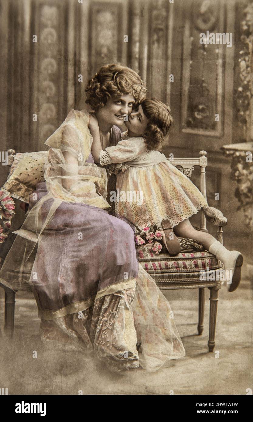 Vintage-Porträt der glücklichen Mutter mit niedlichen Tochter trägt Retro-Kleidung Stockfoto