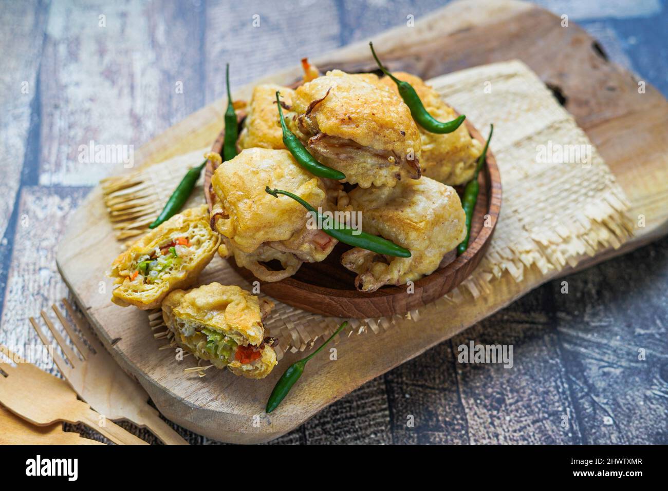 Indonesisches Street Food, gebratene Tofu gefüllt mit Gemüse (Tahu ISI) serviert mit frischem grünen Chili Stockfoto