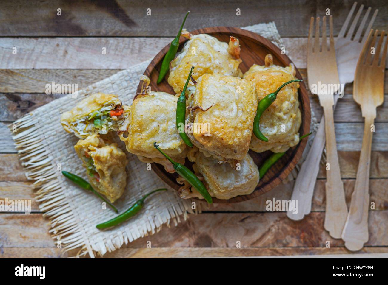 Indonesisches Street Food, gebratene Tofu gefüllt mit Gemüse (Tahu ISI) serviert mit frischem grünen Chili Stockfoto