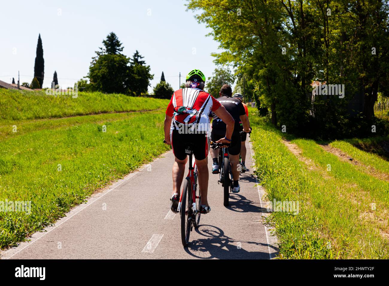 Aquileia, Italien - Jun 02: Mountainbike-Radfahrer fahren am 02. Jun 2021 auf dem Landweg Stockfoto