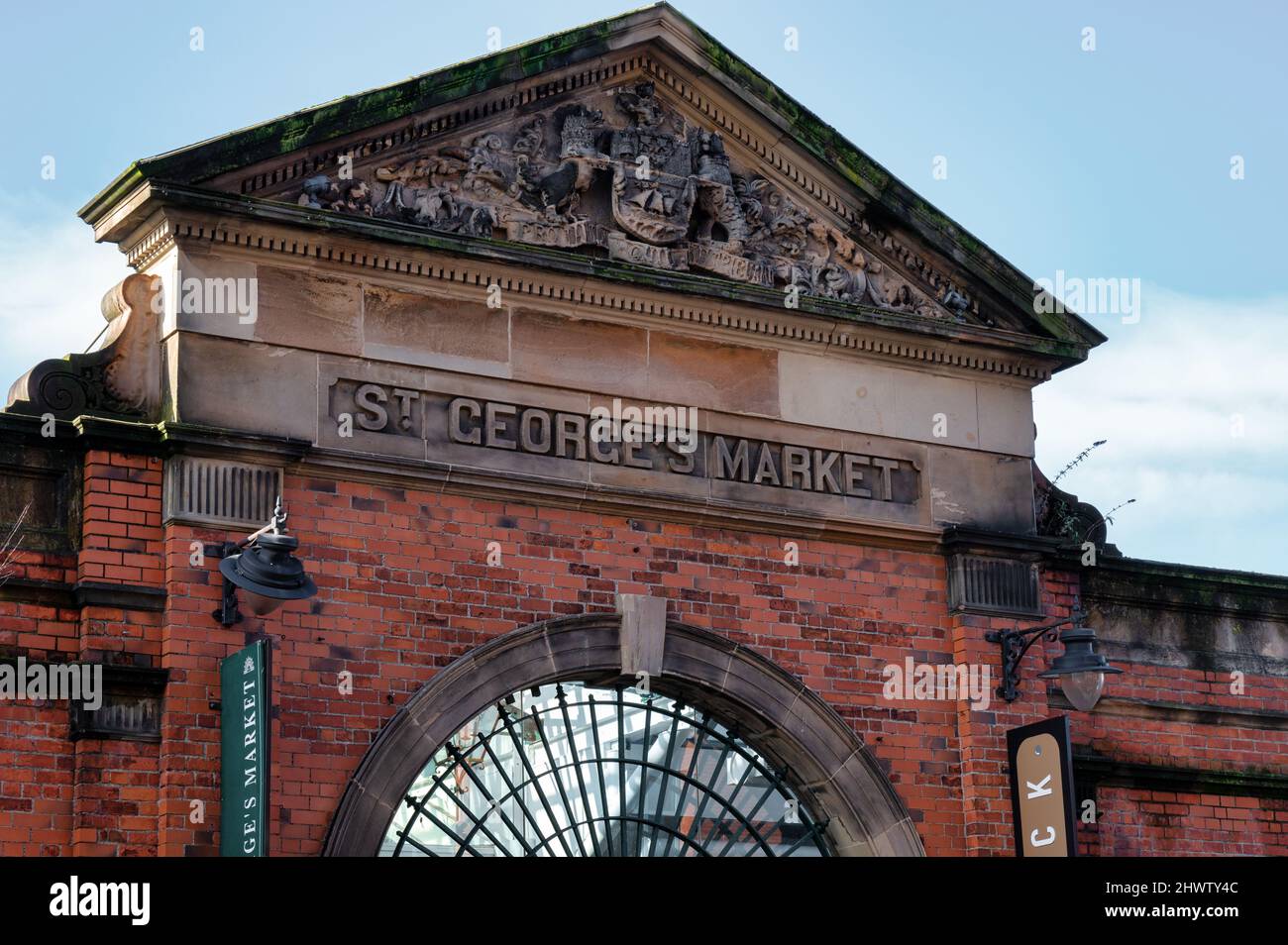 Belfast, Großbritannien - 19. Februar 2022: Der Eingang zum St George's Market in Belfast. Stockfoto