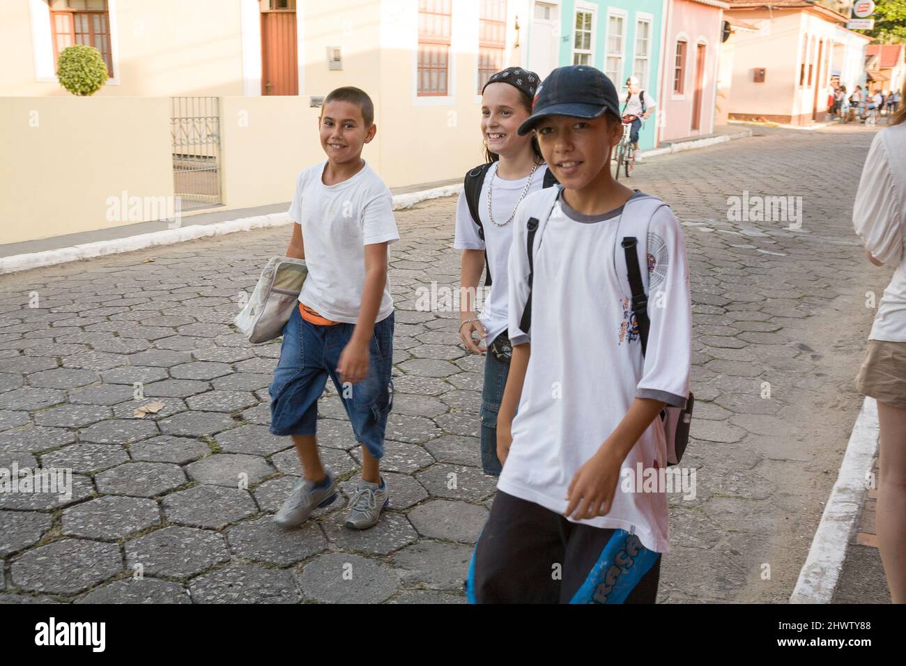 Mittelschüler, die von der Schule in Riberao da Ilha, Santa Catarina, Brasilien, nach Hause gehen Stockfoto