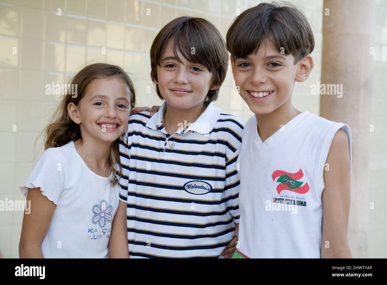 Kinder hängen nach der Schule in Ribeirao da Ilha, Santa Catarina, Brasilien Stockfoto