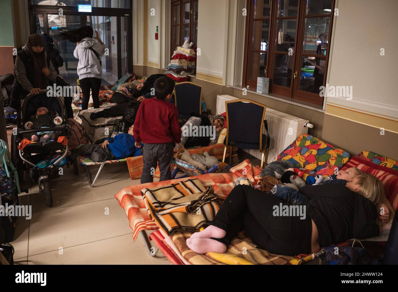 BRESLAU, POLEN - 4. MÄRZ 2022: Hilfe für Kriegsflüchtlinge aus der Ukraine am Bahnhof in Wrocław organisiert. Flüchtlinge auf der Reise schlafen auf dem Lagerbett Stockfoto