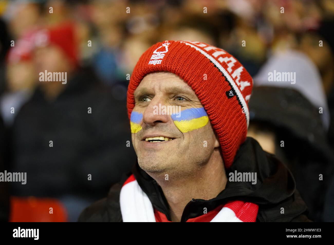 Ein Nottingham Forest-Fan mit Gesichtsfarbe zur Unterstützung der Ukraine während des fünften Wettgangs des Emirates FA Cup auf dem City Ground, Nottingham. Bilddatum: Montag, 7. März 2022. Stockfoto